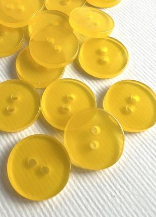 Ґудзик костюмний плоский прозорий 2отв жовтий 17мм пластик