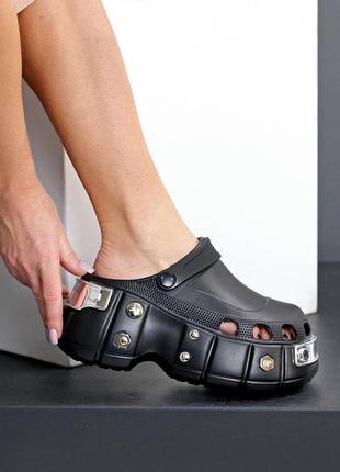 Эффектные ультра модные легкие черные кроксы на платформе металлик декор8 фото