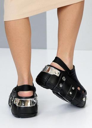 Эффектные ультра модные легкие черные кроксы на платформе металлик декор5 фото