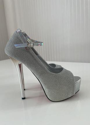 Босоніжки жіночі