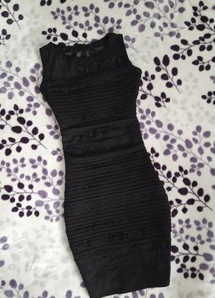 Плаття-футляр, маленька чорна сукня