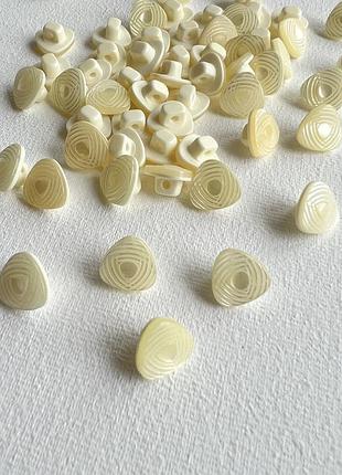 600/024 ґудзик блузковий на ніжці бежевий 10мм пластик