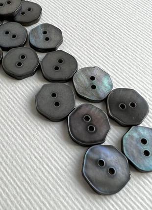 Пуговица рубашечная вырезаная 2отв серая 17мм ракушка