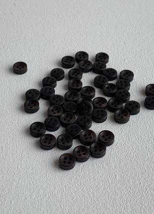 Ґудзик 600/125 сорочковий товстенький 4отв коричневий 9мм пластик