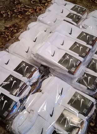 В наявності білі носки найк