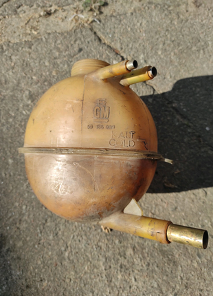 Розширювальний бачок опель кадет е 1,6 d. 1,8 - 2,0.