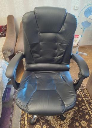 Комп'ютерне крісло з масажером в спинці1 фото