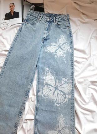 Расклешенные джинсы с бабочками