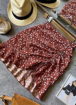 Короткая юбка юбка юбка в цветы в цветочный принт shein шейн красная на стяжке со стяжкой высокая посадка1 фото