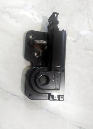 Держатель замка с электро двигателем доводчика vag 7l0827511b