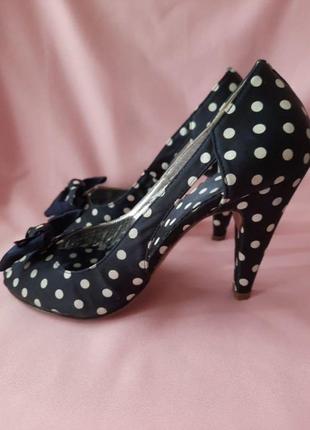 Стильні туфлі на підборах graffia італія