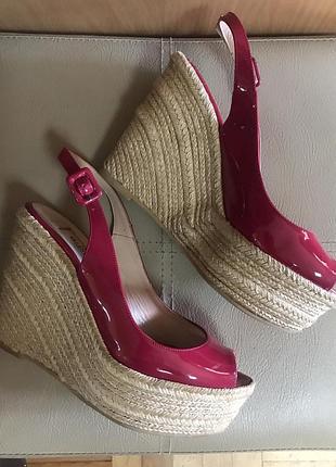 Босоножки на танкетке