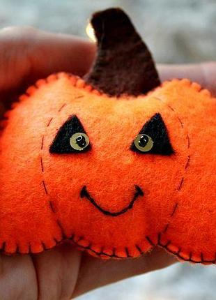Яркая оранжевая милая тыковка. тыква на хеллоуин. тыква из фетра. halloween decor