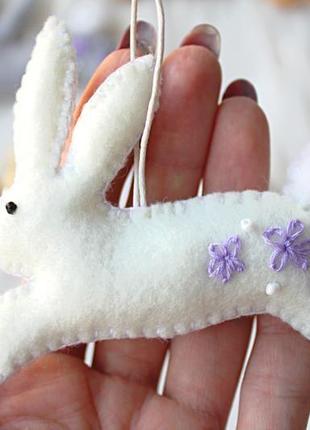 Белый пасхальный кролик в стиле тильда. фетровый кролик. весенний декор