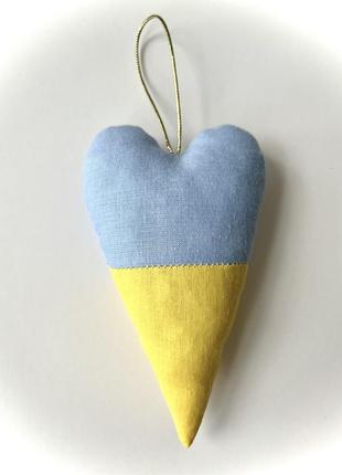 Патріотичний сувенір із національною символікою. серце україни, жовто-блакитне серце