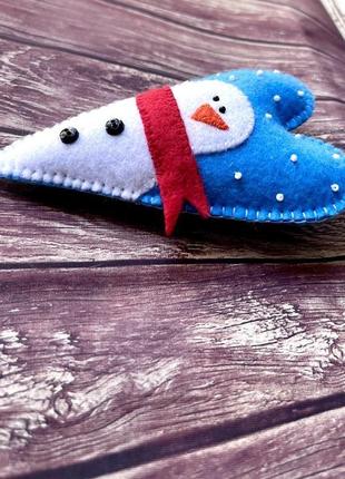 Фетрова іграшка на ялинку "сніговик". новорічна іграшка із фетру.3 фото