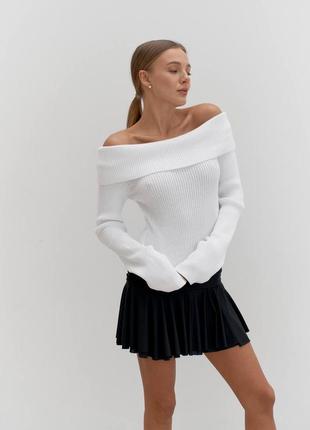 Вязаная кофта с длинными рукавами и открытыми плечами