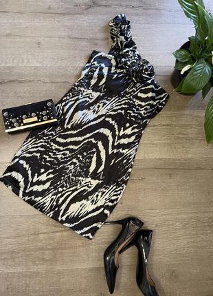 Сукня з декорована квітами