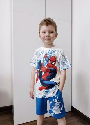 Костюм за людиною павуком