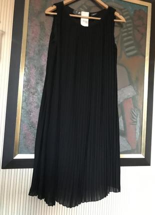 Маленькое черное плиссированное платье hema 46
