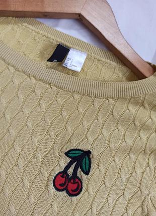 Жёлтый джемпер с нашивкой 3