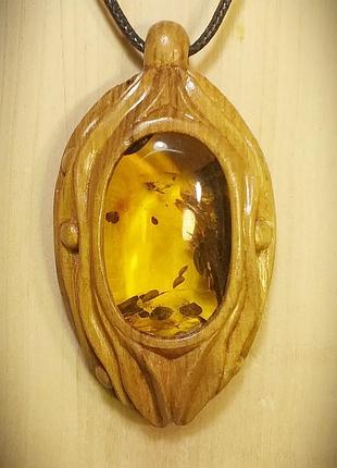 Кулон з бурштином.