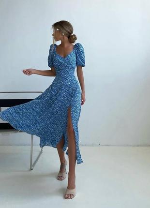 Легенька весняна сукня міді вільного крою з розрізом, з коротким рукавом у квітковий принт, синя  стильна якісна