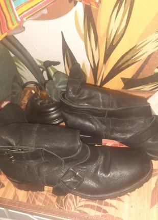 Продам новые кожаные сапоги bata. стелька 27 см