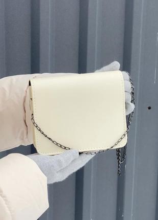 Женская сумка кросс-боди на цепочке белая молочная2 фото