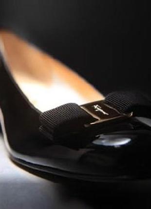 Лакированные туфли на низком каблуке туфли с бантиком кожаные туфли salvatore ferragamo лаковое туфлы кожжани туфлы лодочки из смазочной натуральной козы1 фото