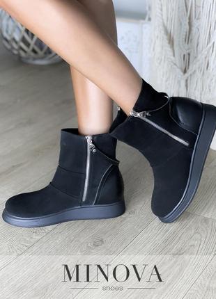 Високі м'які замшеві черевики з свіжої колекції жіночого взуття