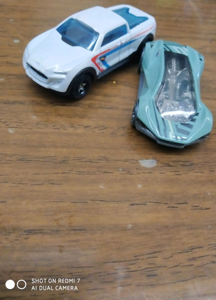 2 машинки hotwheels