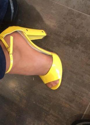 Босоножки желтые