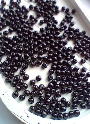 Пластикові намистини люкс. розмір — 4 мм. колір чорний. паковання — 5 грамів (приб.161 шт.)