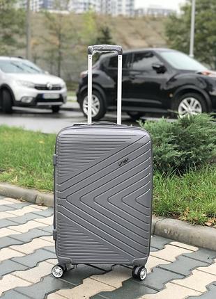 Чемодан пластиковый из полипропилена средний серый