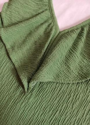 Фактурное зелёное платье с рюшами/оборками2 фото