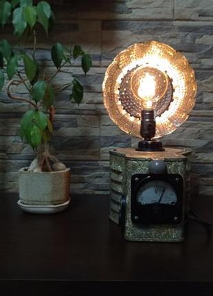 Лофт настільний світильник із лампою едісона.