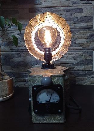 Лофт настільний світильник із лампою едісона.