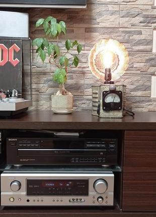 Лофт настільний світильник із лампою едісона.