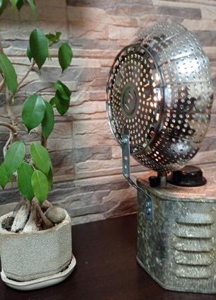 Лофт настільний світильник із лампою едісона.