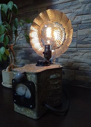 Лофт настільний світильник із лампою едісона.