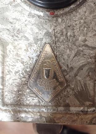 Лофт настільний світильник із лампою едісона.