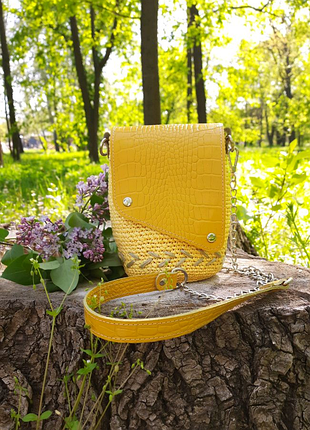 Яскрава сумка із рафії
