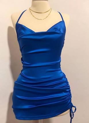 Маленькое атласное платье мини с затяжкой сбоку, на бретельках со шнуровками на спине, черная синяя стильная вечерняя5 фото