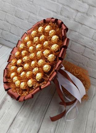 Красивий букет з цукерок "ferrero"2 фото