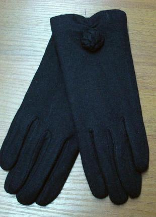 Кашемировые черные перчатки с аккуратным бубоном monlolan