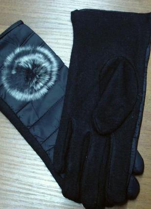 Чорні рукавички з пухнастим бубоном