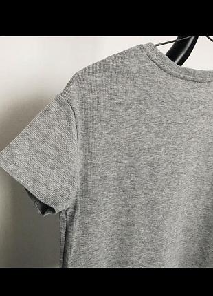 Якісна футболка з вирізом