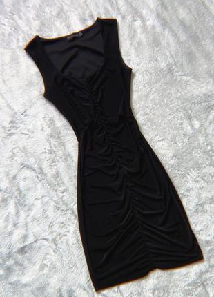 Черное платье со сборкой
