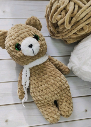 В'язана іграшка плюшевий ведмедик з блискучими очима